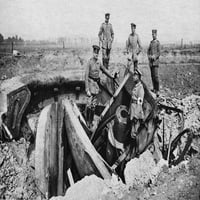 Втората световна война: Белгия, C1914. Нагмански офицери, разглеждащи руините на белгийска крепост, унищожени от германската армия. Снимка, C1914. Печат на плакат от